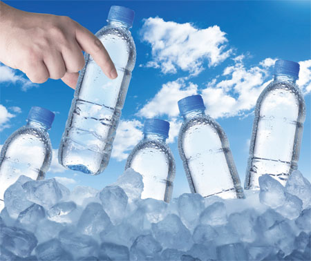矿泉水瓶瓶身材料主要为PET，采用CO2