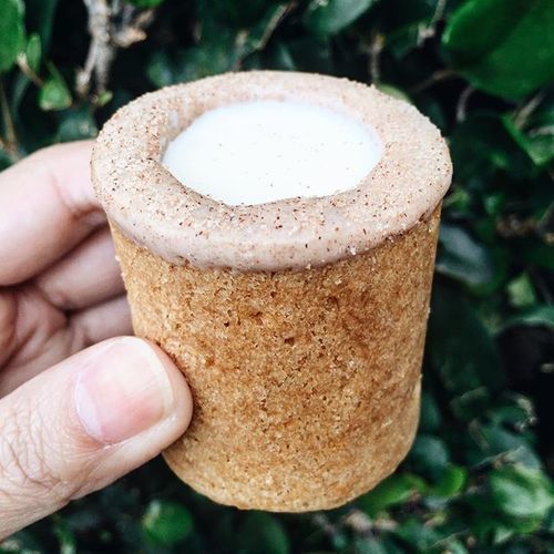 来,干了这杯牛奶,再吞下这个“大白”杯子